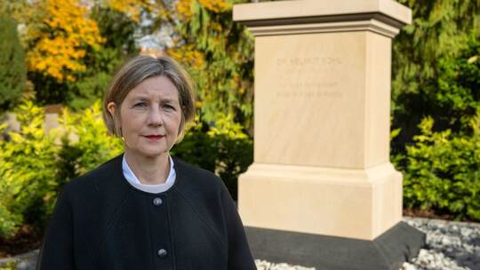 Maike Kohl-Richter am Grabmal ihres Mannes