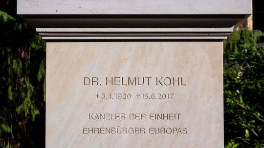 Grab von Helmut Kohl neu gestaltet