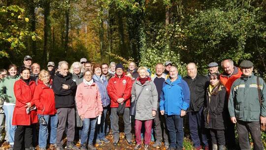 Die Teilnehmerinnen und Teilnehmer beim Rundgang durch den Wald mit Forstexperte Bernhard Peichl. Roller