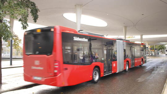 Der Schienenersatzverkehr startet am ZOB in Pforzheim an Steig 6. Foto: Krivec
