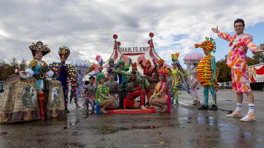 Wie immer gut gelaunt und voller Energie: Die Artistinnen und Artisten genießen eigentlich ihren freien Tag, für ein Gruppenfoto Aufbau Zirkus Charles Knie Messplatz