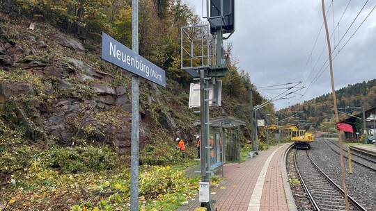 Ist der blanke Fels – wie hier am Neuenbürger Bahnhof – sichtbar, wird dieser kontrolliert.