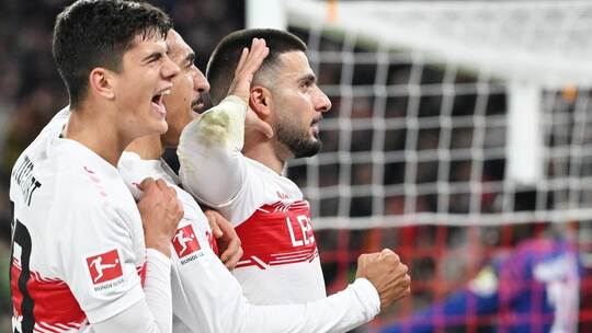 Lauscher auf! Stuttgarts Deniz Undav (rechts) feiert mit den Teamkollegen Tiago Tomas (Mitte) und Chema sein Tor zum 2:1 gegen M VfB Stuttgart - FSV Mainz 05