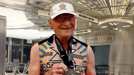 Überglücklich: Manfred Klittich mit seiner Medaille. Mit 88 Jahren war der Pforzheimer ältester Teilnehmer des legendären Treppe