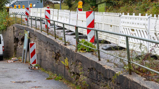 Die Stützmauer an der Sommerbergzufahrt droht zum Sicherheitsrisiko zu werden. Sie soll zweieinhalb Monate lang saniert werden. Wildbad Sommerberg Stützmauer Sanierung