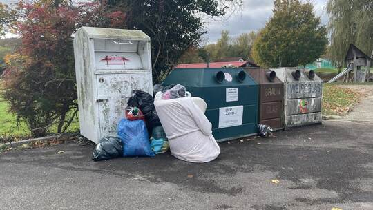 Nicht die Glascontainer sind diesmal das Problem an der Enzberger Turn- und Festhalle: Kurz nach der letzten Aufräumaktion türmt