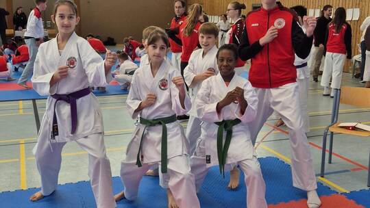 Gut drauf: Helena Bradac (von links), Davide Roll (verdeckt), Milena Bradac, Maxim Roll, Candice Feussi und Marko Bradac. Foto: