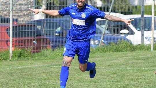 Bereit zum Abheben: Für Marco Heidecker und den SV Neuhausen läuft es derzeit rund. Der Stürmer hat mit dem Kreisligisten im Okt