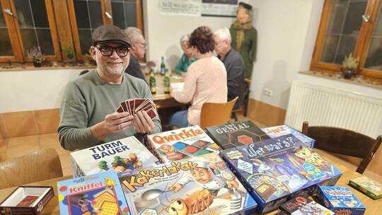 Mit Günther Görgen steht bei den Spieleabenden in der Theaterschachtel Neuhausen ein erfahrener Spieler bereit, der rund 200 Spi