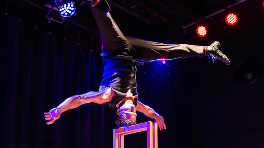 Wenige Requisiten, viel Können: Lukas Aue fasziniert mit einer atemberaubenden Equilibristik-Nummer auf Holzstühlen.