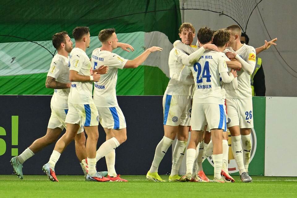 VfL Wolfsburg - Holstein Kiel VfL Wolfsburg - Holstein Kiel