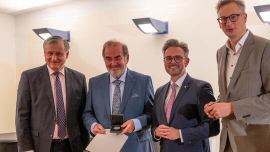 Die Fraktionsvorsitzenden von FDP und Grünen im Landtag, Hans-Ulrich Rülke (links) und Andreas Schwarz (rechts), sowie Oberbürge