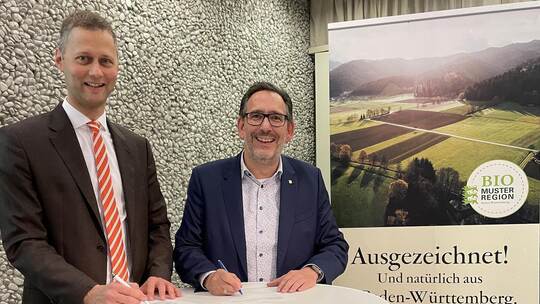 Beitritt besiegelt: Holger Nickel, Dezernent des Enzkreises für Landwirtschaft, Forsten und öffentliche Ordnung (links) und Pfor