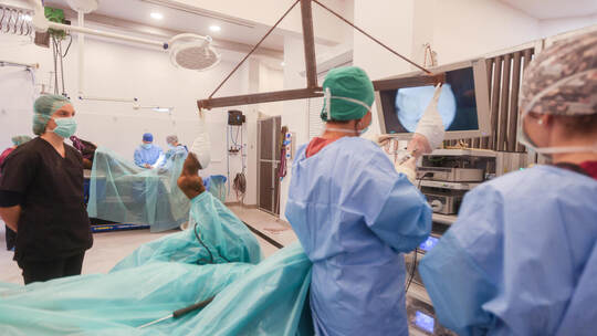 In der Pferdeklinik Salzhofen in Bretten gibt es zwei Operationsräume, in denen pro Jahr in etwa 700 Pferde operiert werden. Run