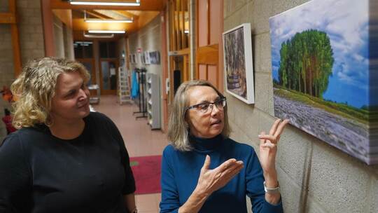 Die Leiterin des Bürgerhauses Buckenberg-Haidach, Angelika Wieczorkowski (links), zeigt großes Interesse an den Bildern, die Ros