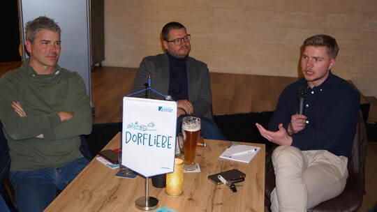 Diskutieren mit den Wiernsheimern (von links): Bürgermeister Matthias Enz, Lukas Laible, der Leiter des Politischen Bildungsforu