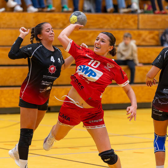 Die TG 88 mit Ajlina Becirovic (am Ball) peilt Sieg Nummer sieben an. Foto: Ralf Becker