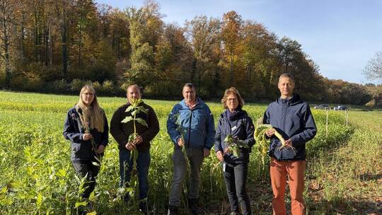 Wasserschutzgebieterin Nicole Wenz, die Landwirte Jan Hottinger und Joachim Fuchs, Landwirtschaftsamtsleiterin Corinna Benkel un