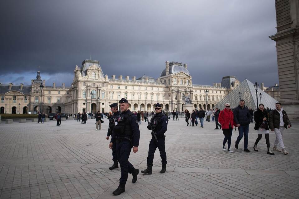 Louvre-Einbruch: Festgenommene haben teilweise gestanden Louvre-Einbruch: Festgenommene haben teilweise gestanden