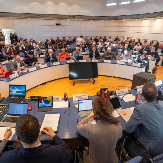 Abstimmung im Enzkreis-Kreistag - wie groß so ein Sitzungssaal nach den Plänen der FDP wohl sein müsste? Röhr Kreistag Haushaltssitzung