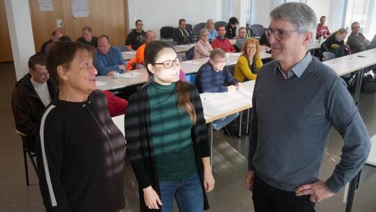 Angelika Gross, Meike Lindner und Bürgermeister Armin Pioch (von links) haben beim Gewässernachbarschaftstag 2025 im Illinger Ra
