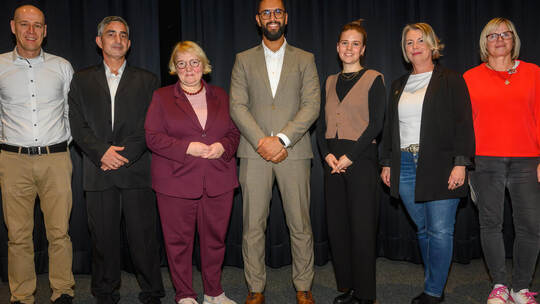 Diskutieren über Arbeit (von links): Florian Koch (Leiter Friedrich Ebert Stiftung), Güven Ciftci (Filmprotagonist), Katja Mast