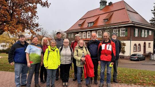 Blinde und Sehende machen sich in Dobel gemeinsam auf den Weg. Mit dabei Ralf Augspurger (Zweiter von rechts) und Ellen Kitter (