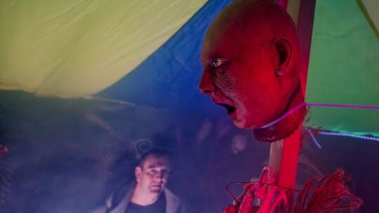 Besuch in Horror-Haus in Duisburg bei Halloween-Fan Sven Wagner Besuch in Horror-Haus in Duisburg bei Halloween-Fan Sven Wagner