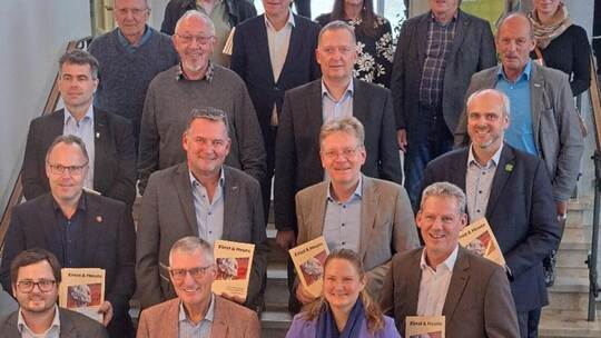 Vorstand Tobias Roller (vorne links) konnte neben den Autoren auch zahlreiche Vertreter der Kommunen und aus der Wirtschaft begr