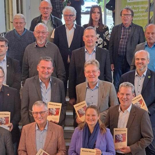 Vorstand Tobias Roller (vorne links) konnte neben den Autoren auch zahlreiche Vertreter der Kommunen und aus der Wirtschaft begr