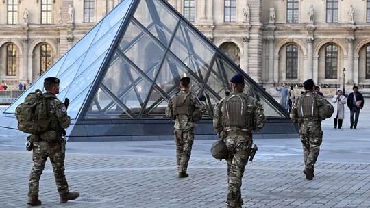 Nach Raubüberfall auf Louvre in Paris Nach Raubüberfall auf Louvre in Paris