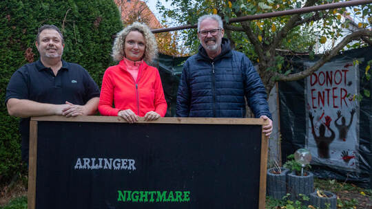 Thorsten und Katrin Maag, sowie Mitorganisator Joachim Lechler (rechts) verwandeln den Garten am Halloween-Abend in einen Ort de