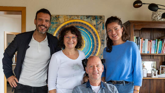 Stefan Kappler (zweiter von rechts) und seine Frau Andrea (links daneben) freuen sich auf das Konzert, das die Musiker Oliver Ie Benefiz Konzert Osterfeld Vorbesprechung ALS