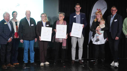 OB Peter Boch, Bündniskoordinatorin Juliane Wagner und Preis-Initiator Waldemar Meser mit den Geehrten Till Neumann, Frauke Janß