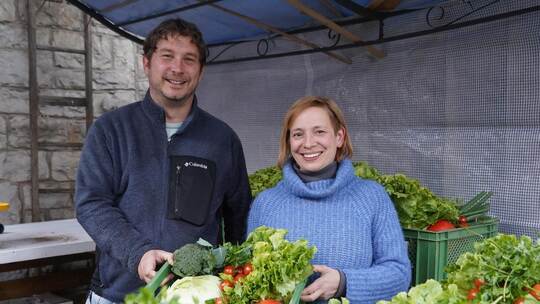 Ina Zantow und Stefan Frittmann stehen an der Abholstelle, die sich in Eisingen bei der Scheune 16 befindet. Dort soll es sie au