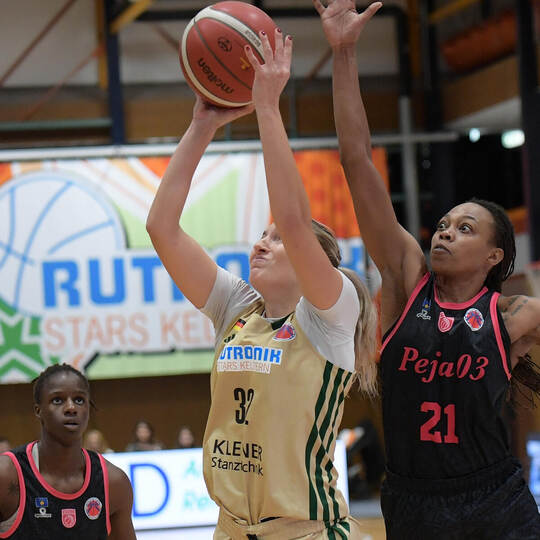 Nevena Rosic (links, im Duell mit Peja) war eine der Topscorerinnen Kelterns im Spiel in Vilnius. Michael Ripberger