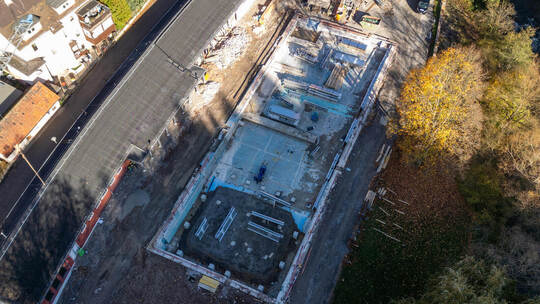 Kaum als Bad zu erkennen: So sieht es derzeit im Nagoldfreibad aus. Kein Stein bleibt auf dem anderen bei der umfassenden Sanier Baustellen Reportage Nagoldfreibad Dillweißenstein