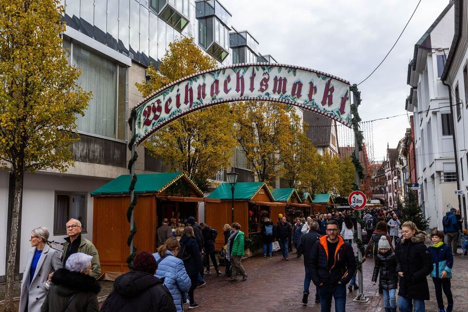 Glühwein bei mildem Herbstwetter in Südbaden Glühwein bei mildem Herbstwetter in Südbaden
