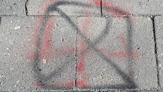 Übermalte Hakenkreuz-Schmiererei Übermalte Hakenkreuz-Schmiererei