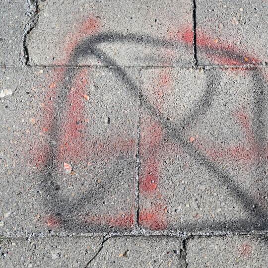 Übermalte Hakenkreuz-Schmiererei Übermalte Hakenkreuz-Schmiererei