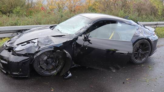 Porsche prallt gegen Leitplanke - Totalschaden