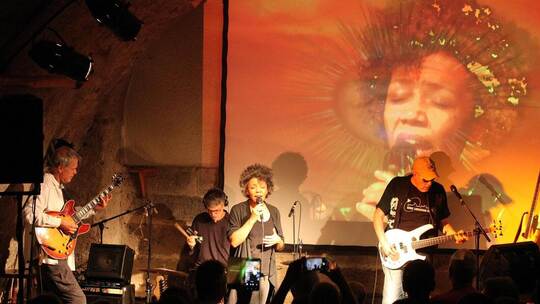 Torsten de Winkel (Gitarre, von links), Oli Rubow (Schlagzeug), Fola Dada (Gesang) und der Echopreisträger am Bass, Hellmut Hatt