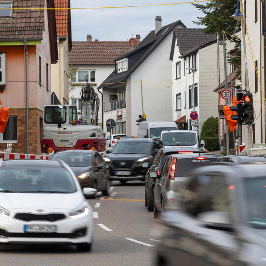 Auf der Ortsdurchfahrt in Huchenfeld reihen sich die Autos aneinander. Laut Stadtverwaltung ist der Verkehr aber zumutbar. Baustelle Huchenfeld Hauptstraße