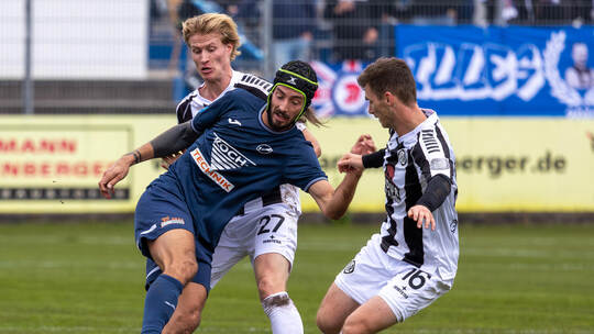 Der 1. CfR Pforzheim um Dominik Salz – hier im Zweikampf mit Thomas Geyer (rechts) – präsentierte sich gegen Aalen als ebenbürti