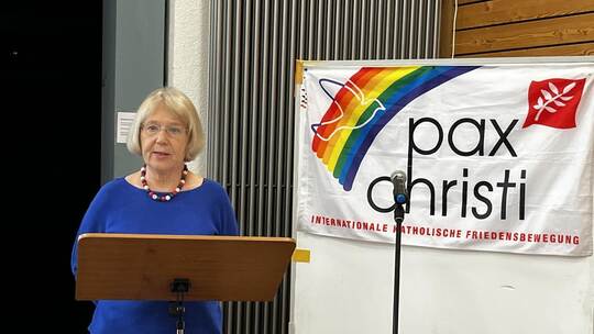 Friedensforscherin Hanne-Margret Birckenbach hielt einen Vortrag über Friedenslogik.