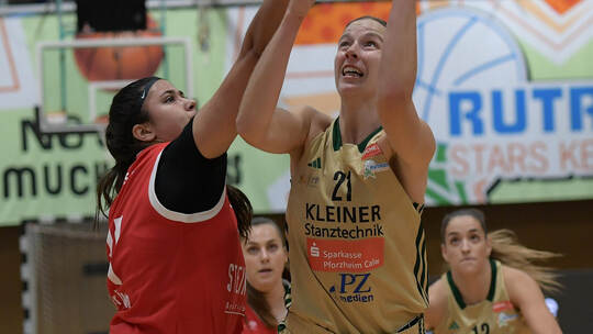 Sterne-Centerin Alexandria Kiss-Rusk (rechts, 19 Punkte) war von den Herner Spielerinnen unterm Korb teilweise nicht zu stoppen.