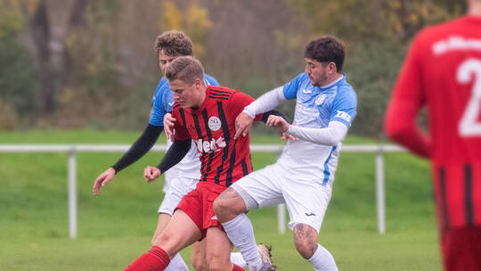 Ölbronn-Dürrn (rot-schwarze Trikots) unterliegt dem Tabellenführer aus Kieselbronn klar mit 0:4