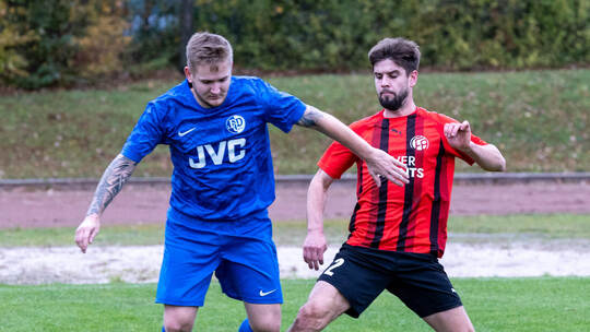 Patrick Weik (links) gelang mit dem FC Dietlingen gegen den FC Birkenfeld II (rechts Silas Oelschläger) der achte Saisonsieg in