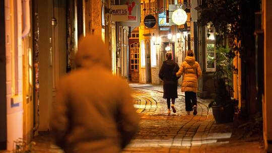 Wie sicher fühlen sich Frauen nachts auf dem Heimweg? Wie sicher fühlen sich Frauen nachts auf dem Heimweg?