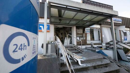 Geldautomat gesprengt - großer Schaden an Bankfiliale Geldautomat gesprengt - großer Schaden an Bankfiliale